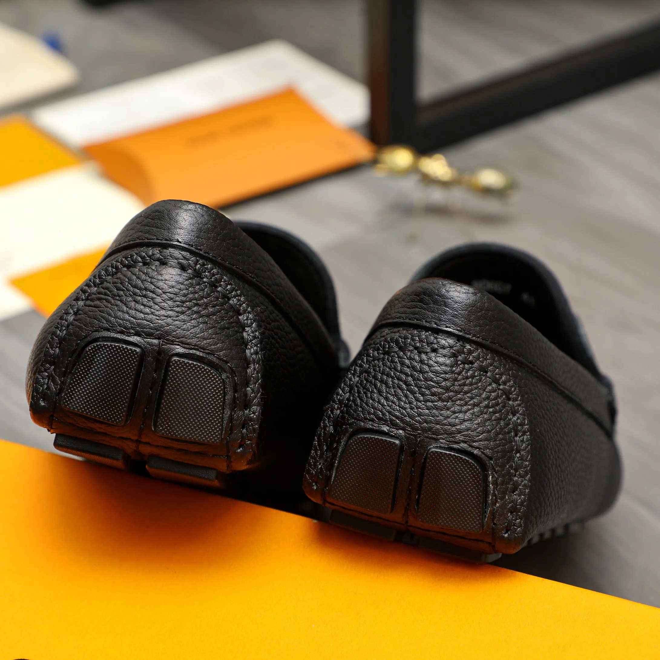 Men's shoes 💰420 Product trademark: LV "Louis Vuitton" casual slip-on shoes Regular size: 38-46 (45.46 custom-made, non-returnable) Product materials: Selected pebbled cowhide upper, sheepskin lining, original rubber outsole